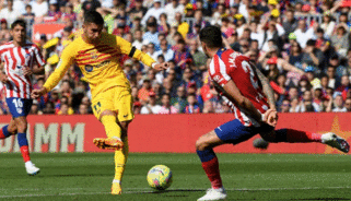 L'ailier du FC Barcelone Ferran Torres inscrivant un but