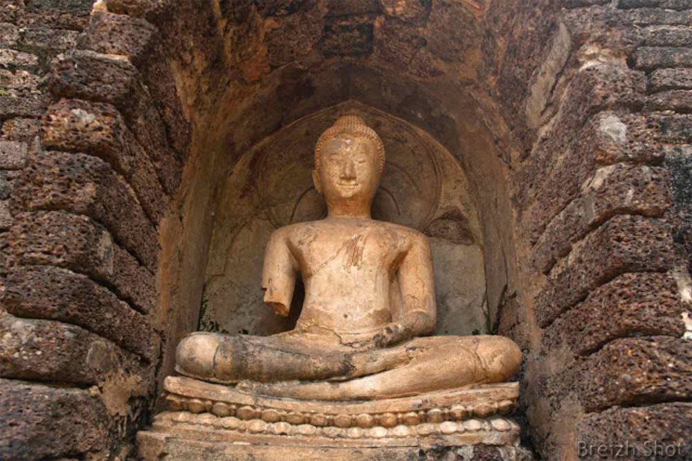Wat Chang Lom, Le chedi aux éléphants -  Un bouddha assis