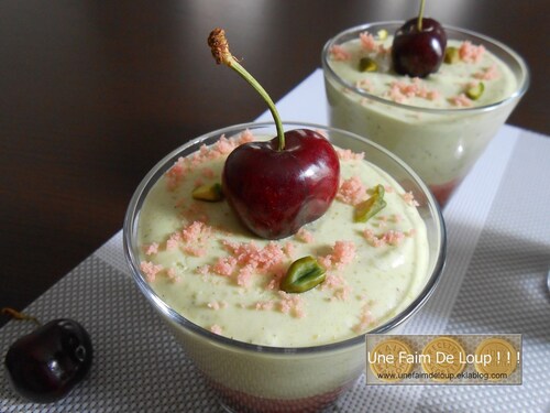 Verrine de cerises aux biscuits roses de Reims et mousse à la pistache