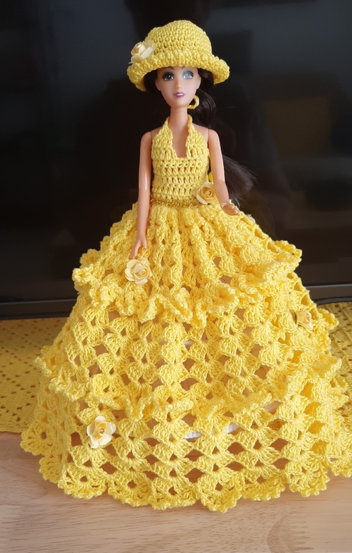 Élégante robe barbie de couleur jaune