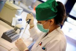 MICHALIS KARAGIANNIS / REUTERS Dans un laboratoire à Athènes