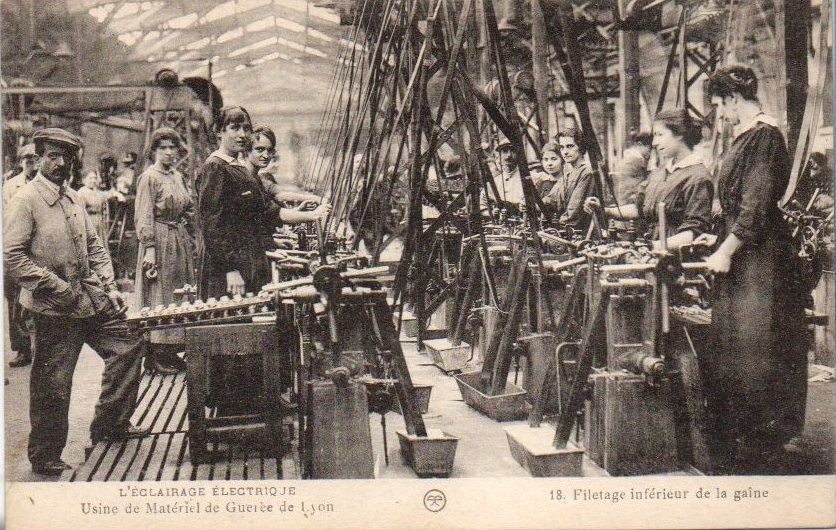 Il y a cent ans... La Halle Tony Garnier transformée en usine de  fabrication d'Obus... - Le Blog du Papivore