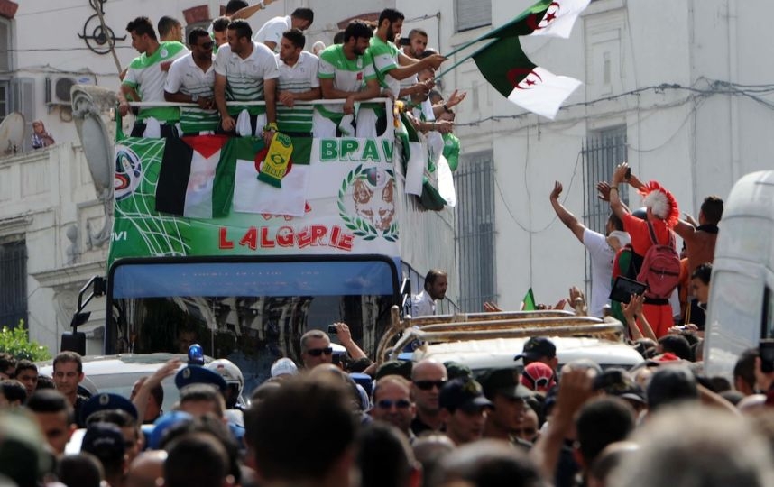 Mercredi 2.7.2014 parade de l\'EN dans les rues d\'Alger après le mundial 2014