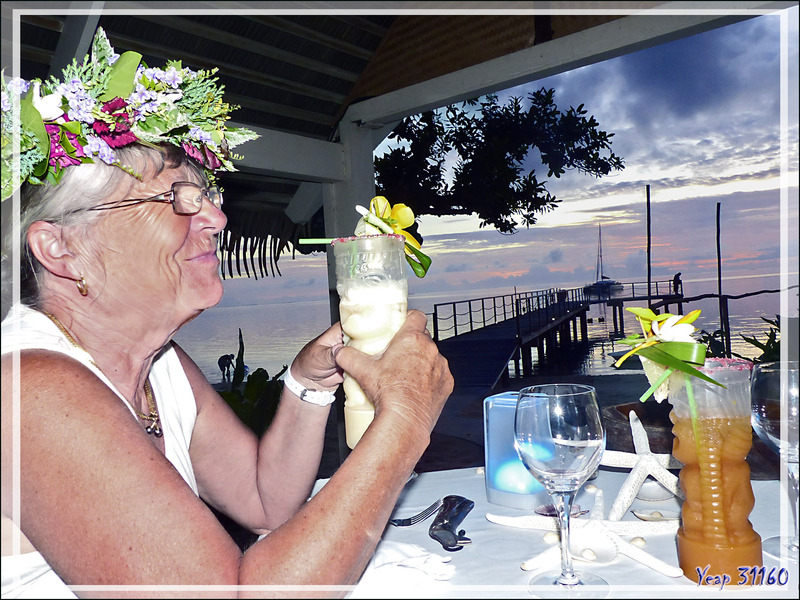 Cocktail au coucher de soleil en attendant le repas - Baie d’Avea - Huahine - Polynésie française