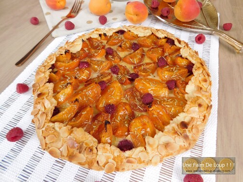 Tarte rustique aux abricots framboises & romarin 