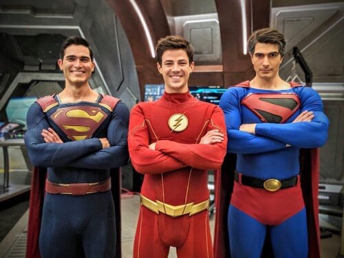 Arrow : Flash entouré de deux Superman sur la nouvelle photo du cross-over