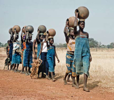 Résultat de recherche d'images pour "image de africain qui vont chercher l eau"