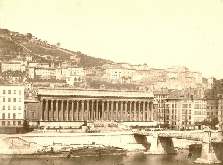 « Le Palais des vingt-quatre colonnes » (photographie tirée sur papier albuminé. XIXème siècle)
