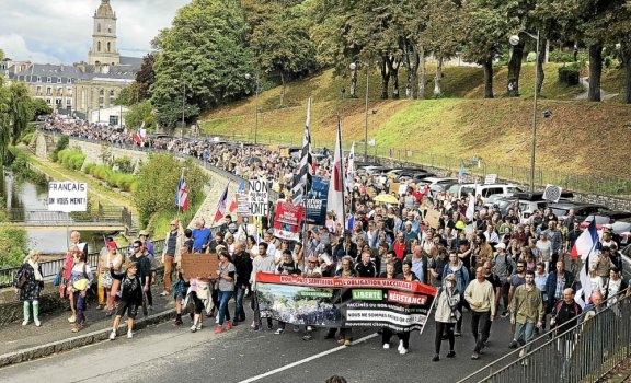La 10e manifestation des opposants au QR code sanitaire a été raccourcie à un tour pour laisser du temps au forum « aide et action ». 10ème manif anti passe