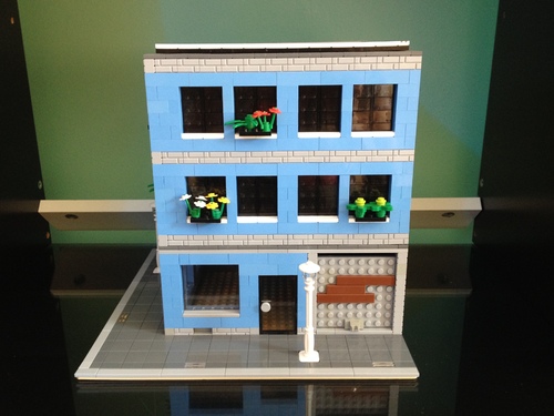 LEGO Modulaire immeuble bleu avec garage et boutique