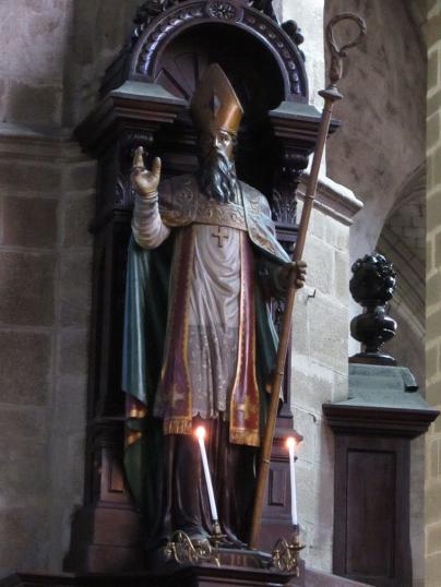 Vue d'une statue d'un évêque bénissant, dans une église.
