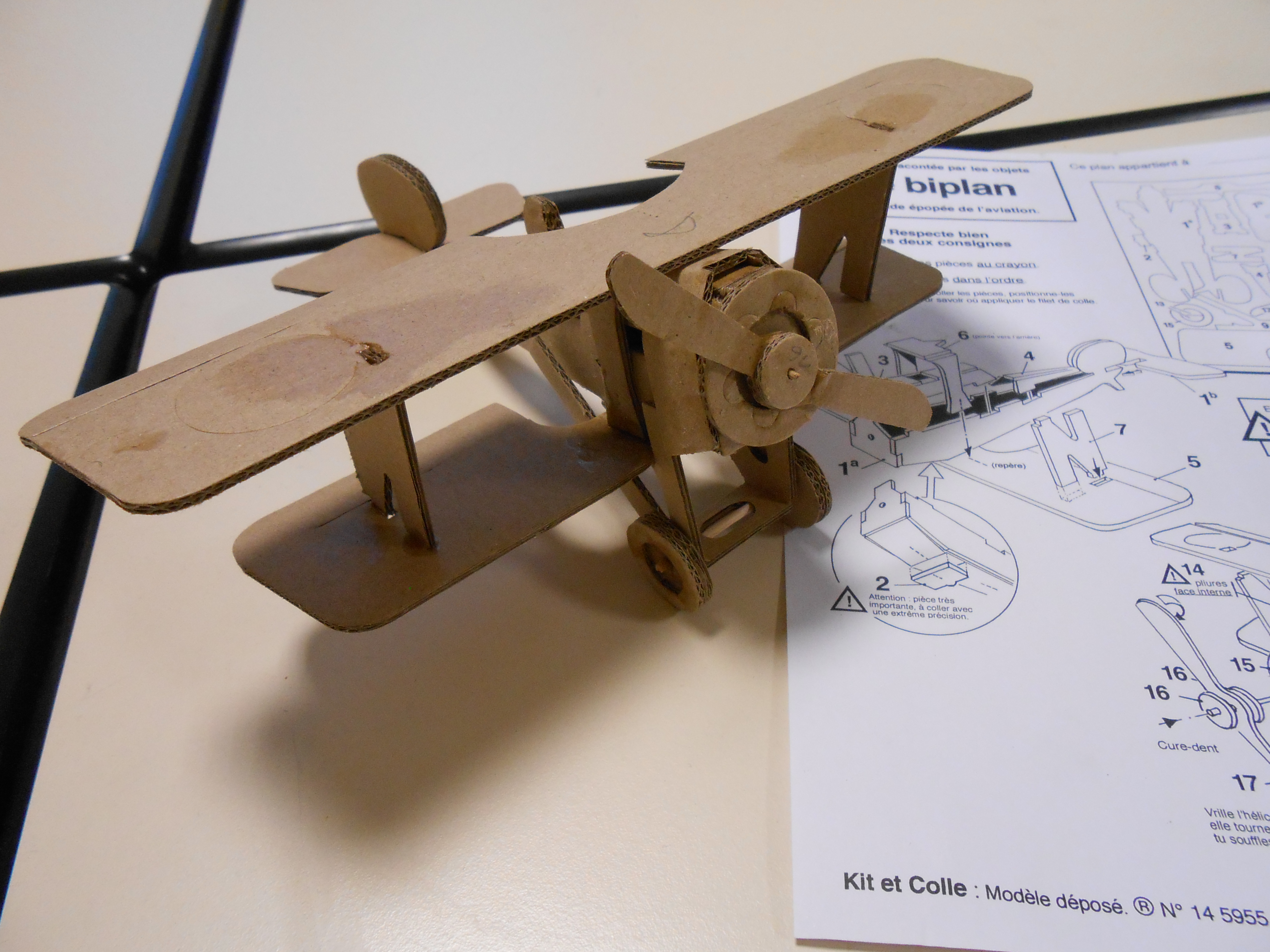 CM - maquette de biplan en carton - Ecole Sainte Thérèse