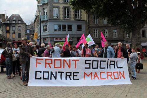 Entre cinquante et soixante personnes se sont réunies devant l'ancien local de campagne de Bruno Joncour, maintenant vide.