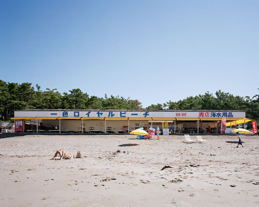 des boutiques en bord de mer