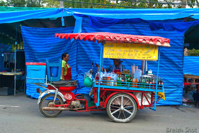 Ayutthaya, triporteur à moteur et vendeur ambulant