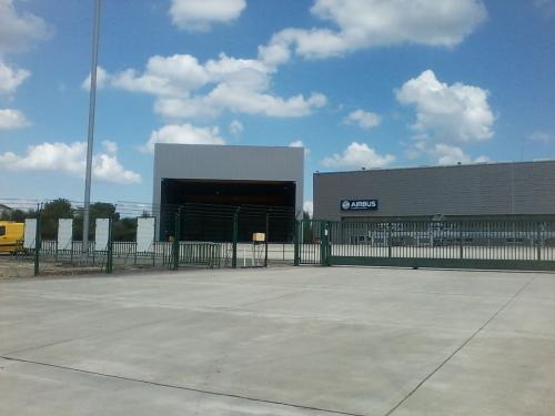 CONVOI ROUTIER, ELEMENTS, AIRBUS A 380, LANGON, GIRONDE, ... AQUITAINE, FRANCE - Hangar de stockage des éléments de l' airbus A380