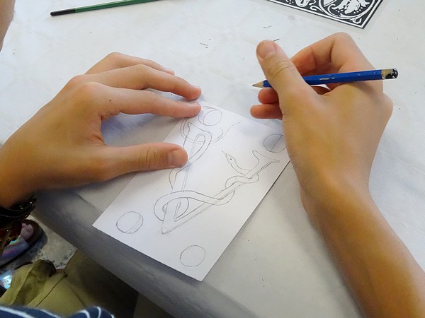 Une initiation à la calligraphie pour les enfants à la médiathèque de Laignes