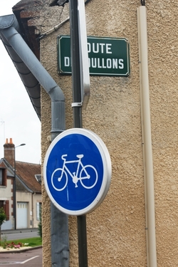 Une plaque de rue pour contorsionnistes