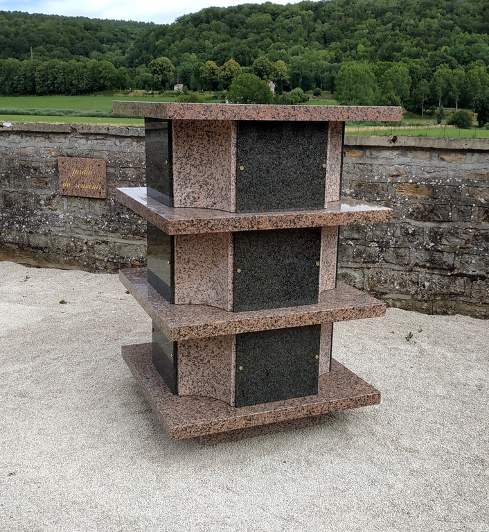 UN COLUMBARIUM AU CIMETIÈRE 