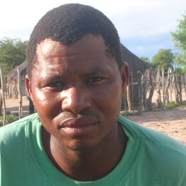 Mogolodi Moeti fait partie des centaines de Bushmen qui ont été victimes de violences aux mains des gardes forestiers et de la police. Il a déclaré : 'Ils m'ont dit que même s'ils me tuaient, aucune charge ne serait retenue contre eux car ce qu'ils faisaient était un ordre du gouvernement'.