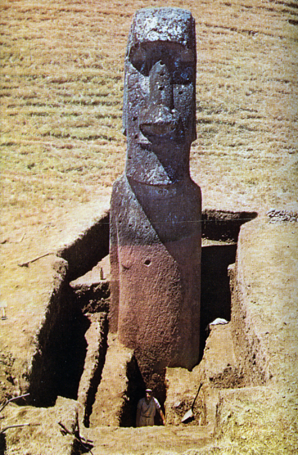 Géants figés, partiellement enterrés - Volcan Rano Raraku - Rapa Nui (île de Pâques) - Chili