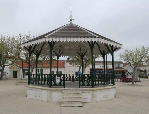 Le kiosque à musique à Saint-Pierre d'Oléron sur l'ILE D'OLERON 