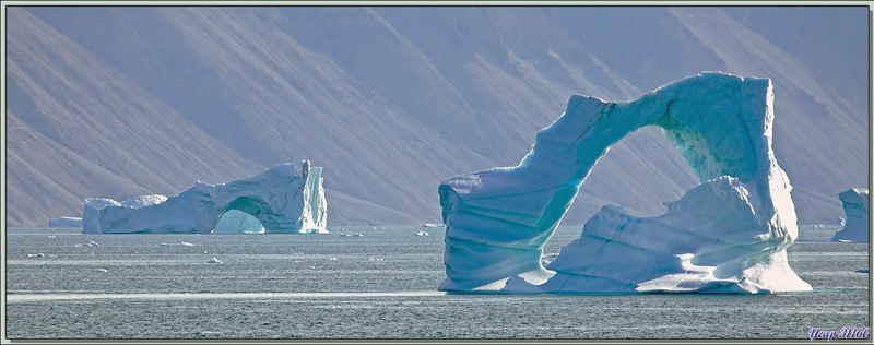 Navigation dans le Fjord Inglefield : très beau et très fragile iceberg en arche - Région de Qaanaaq - Groenland