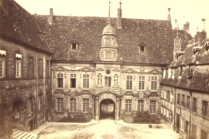 La façade de  l’ancien Parlement de Besançon (1589), devenu siège de la Cour impériale d’appel de Besançon le 15 juin 1811 (photographie tirée sur papier albuminé. Non datée)