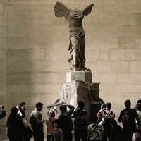La Victoire de Samothrace - C'est une sculpture en marbre qui se trouve à Paris, au musée du Louvr