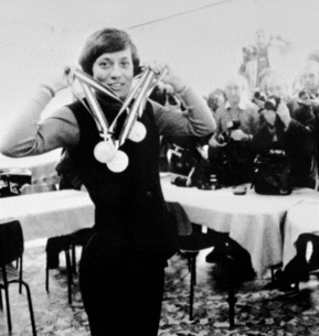 Rosi Mittermaier montrant ses médailles