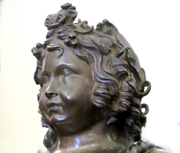 Bacchus enfant , restitué au Musée du Pays Châtillonnais, est une statue d'une extrême qualité.