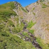 Passage près d'un défilé avec belle cascade