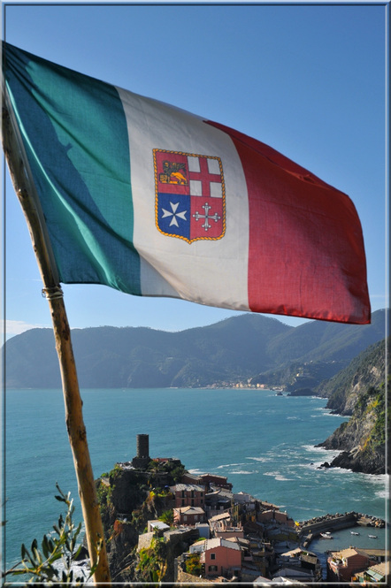 Italie, les 5 Terres : vue du sentier côtier sur Vernazza