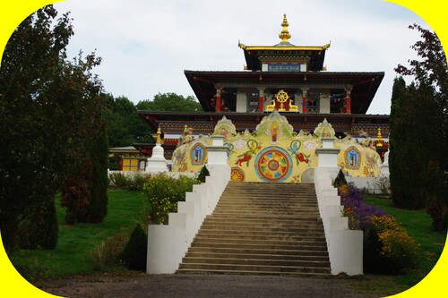 TEMPLE BOUDDHISTE DE KAGYU LING (SAÔNE ET LOIRE)