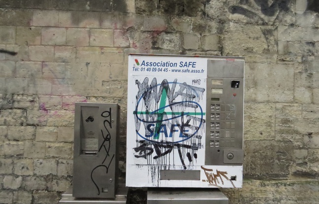 Un distributeur de seringues stériles sur le boulevard de la Chapelle à Paris (10e).