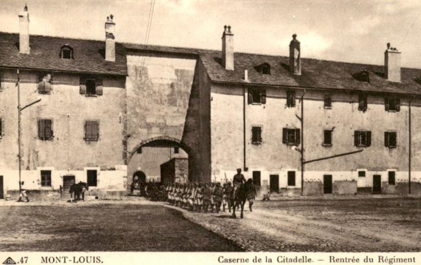 Peut être une image de 3 personnes, château et texte