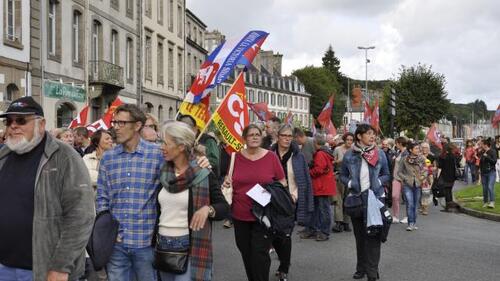 Ce mardi matin, ils étaient environ 900 à manifester en centre-ville de Morlaix contre la loi travail.