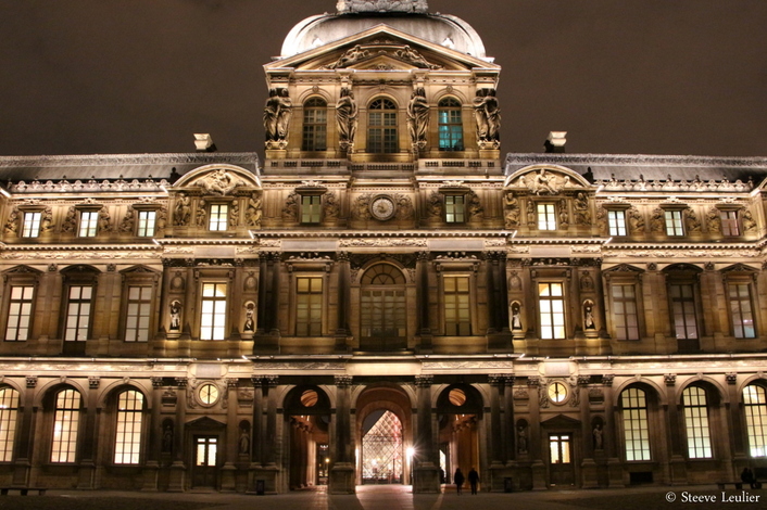 La cour carrée du Louvre de Nuit