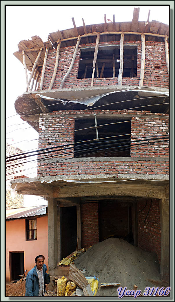 Blog de images-du-pays-des-ours : Images du Pays des Ours (et d'ailleurs ...), Dans les rues de Tansen (Palpa): boiseries (avec réponse à René) - Népal