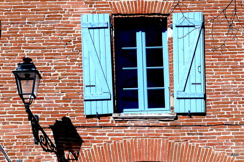 Façade en brique de terre cuite