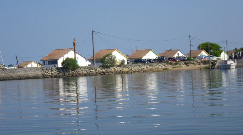 Le port ostréicole, avec la Dame Océane, sculptée par Dominique Pios