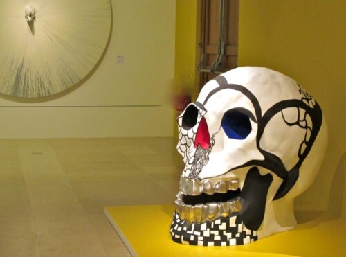 Vanites-Hirst-Niki-de-Saint-Phalle-Tete-de-mort.jpg