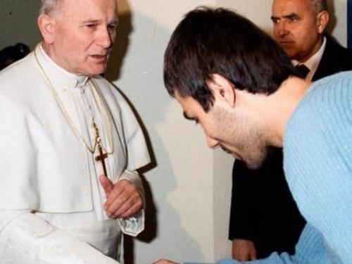 35 anni fa lincontro tra Giovanni Paolo II e Ali Agca | San Francesco -  Rivista della Basilica di San Francesco di Assisi