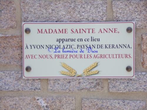 Sainte-Anne d'Auray, les statues de Sainte Anne et Yvon Nicolazic dans le parc