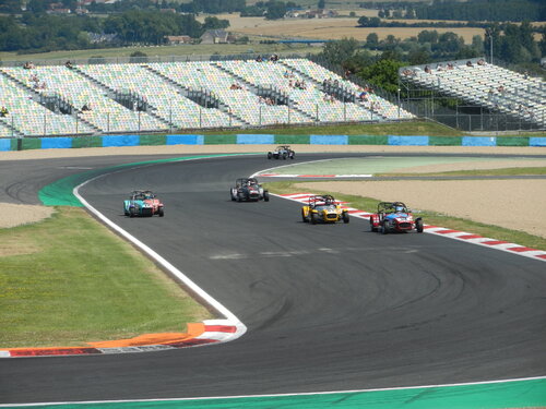 Nevers Magny-Cours= Couse des Caterham.