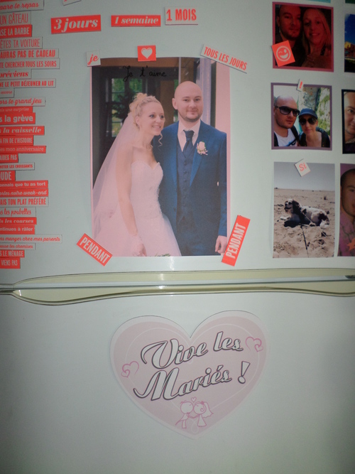 frigo décoré lol avec photo du mariage et aimant de la voiture ! 