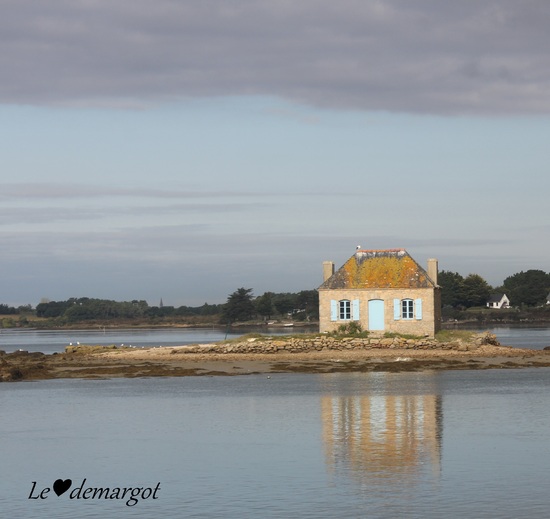 La maison bleue sur l'îlot de Nichtarguér