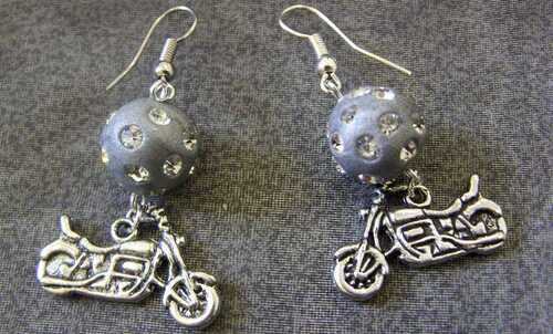 Boucles d'oreilles Harley avec ses perles strass grises