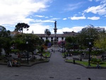 Monument au centre de la Plaza Grande