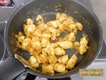 Curry de poulet au lait de coco et cacahuètes